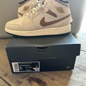 Air Jordan Mid SE Sneakers - Cream and Brown